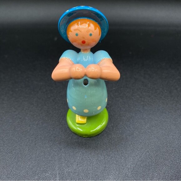 Very Old ERZGEBIRGE German Hand Carved Wooden Girl Holding Yellow Daffodil - Picture 3 of 15